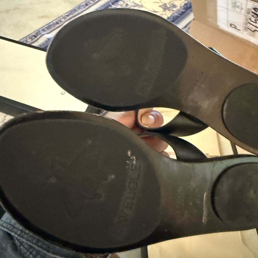 Gucci Black Leather Sandals with Gold Accent - Picture 4 of 8